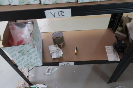6 fag lagerreoler i sort inkl. indhold (se billeder)