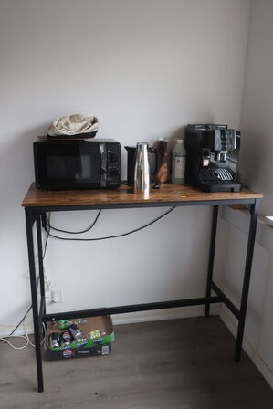 Højbord inkl. microovn & DELONGHI kaffemaskine m.v.