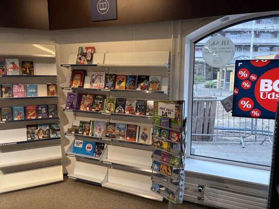 Stort parti udstillingsreoler