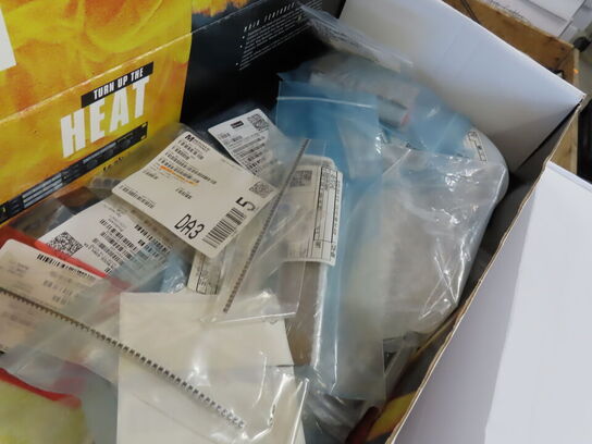 17 Kasser med div. Computer/elektronik komponenter