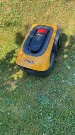 STIGA A 1000 robotplæneklipper – Maksimal præcision og frihed uden kanttråd - 1400 m2