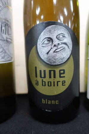 4 fl. Hvidvin samt rosevin 