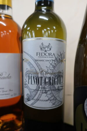 4 fl. Hvidvin samt rosevin 