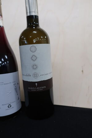 2 fl. Hvidvin samt rosevin 