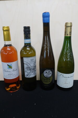 4 fl. Hvidvin samt rosevin 