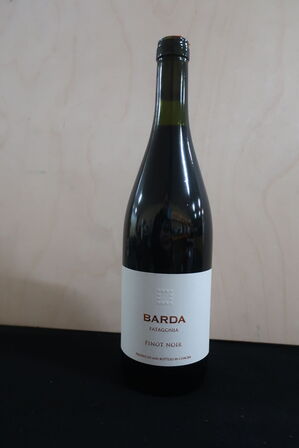 2 fl. Rødvin BARDA Pinot Noir 2018
