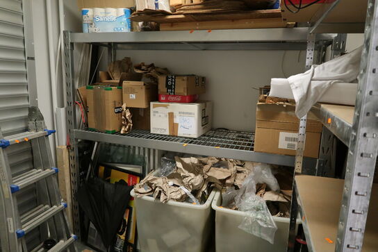 Lagerreol med indhold