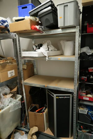 Lagerreol med indhold