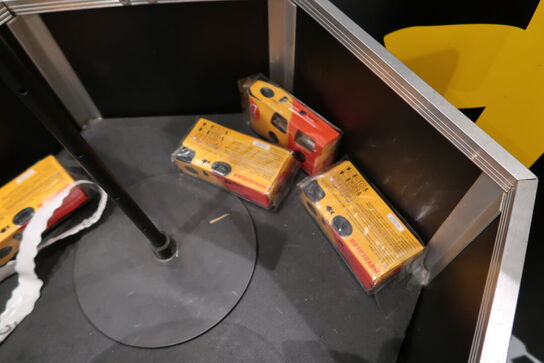 Beholder med 4 stk. engangskameraer