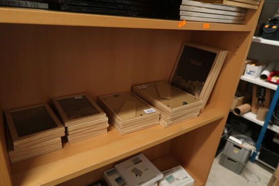 Reol med div. Rammer m.m.