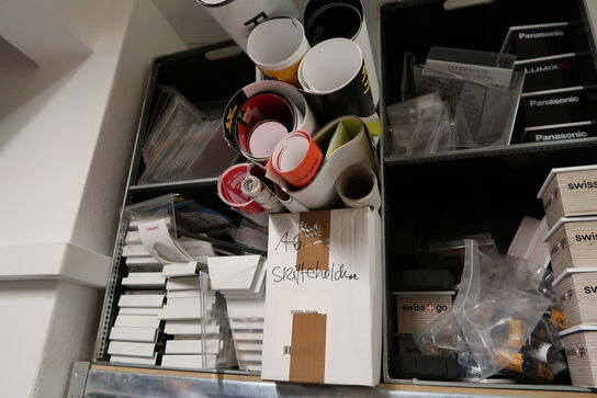 Lagerreol med indhold