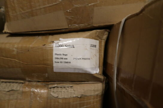 Div. Plastikposer samt paraplyer