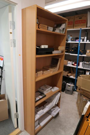 Reol med div. Rammer m.m.