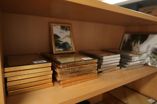 Reol med div. Rammer m.m.