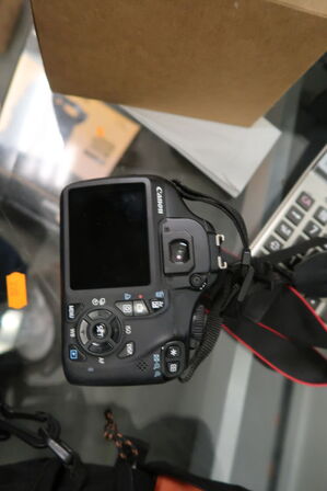 Spejlreflekskamera CANON EOS 1100D med taske