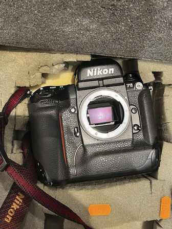 Kuffert med 2 stk. kamera NIKON F4 m. MB-23, 3052380 samt flash