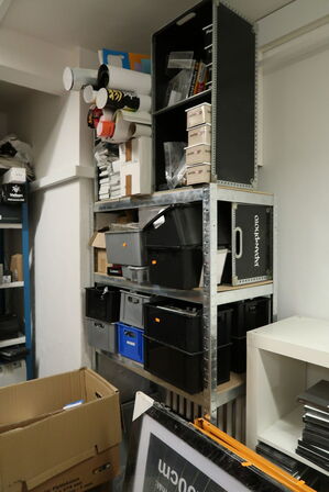 Lagerreol med indhold