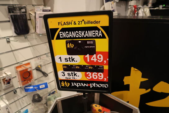 Beholder med 4 stk. engangskameraer