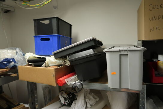 Lagerreol med indhold