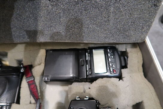 Kuffert med 2 stk. kamera NIKON MB-23, 3052380 samt flash