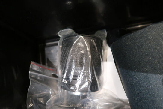 Kasse med div. Objektiver bl.a. NIKON 18-55mm m.m.