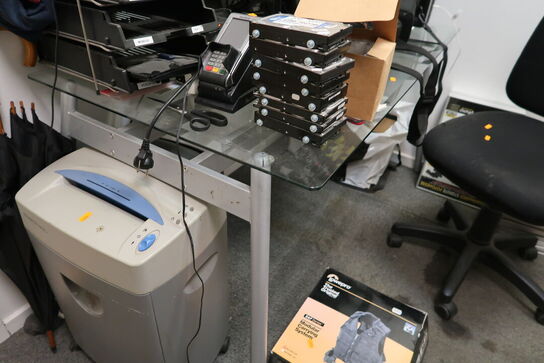 Skrivebord uden indhold samt kontorstol