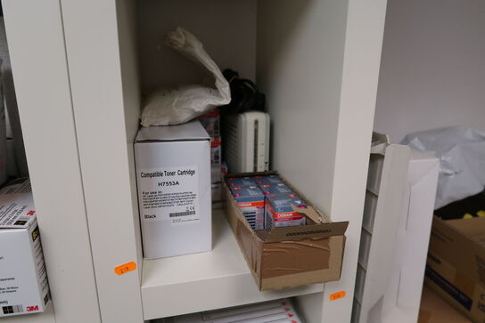 Reol med div. Kontorartikler m.m.