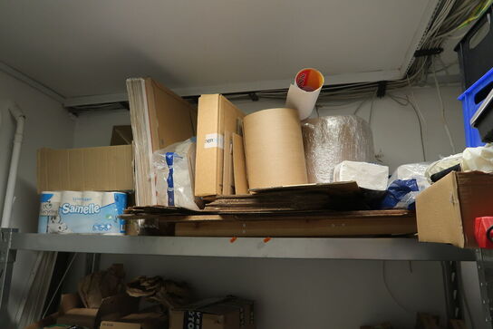 Lagerreol med indhold