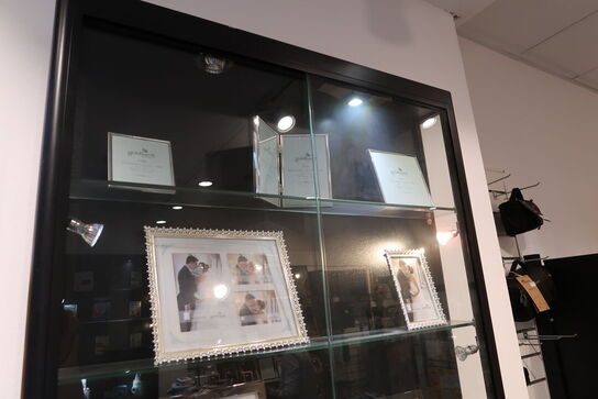 Butiksinventar med indhold