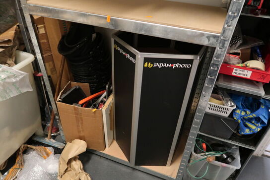 Lagerreol med indhold