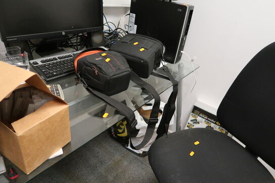 Skrivebord uden indhold samt kontorstol