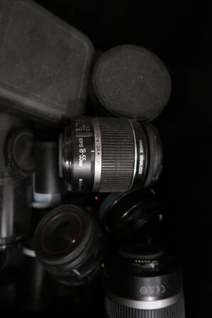 Kasse med div. Objektiver CANON EFS 18.55mm, SEIKO m.fl.