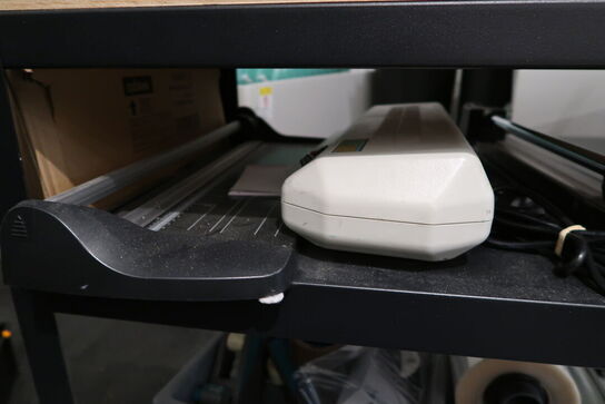 Opbevaringsvogn med skærebord, lamineringsmaskine m.m.