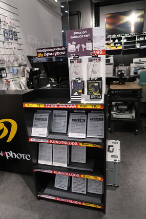 Reol med div. Headset samt kunstklodser