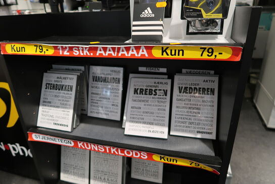 Reol med div. Headset samt kunstklodser