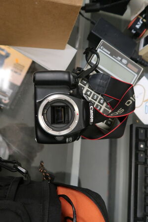 Spejlreflekskamera CANON EOS 1100D med taske