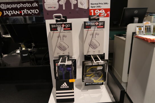 Reol med div. Headset samt kunstklodser