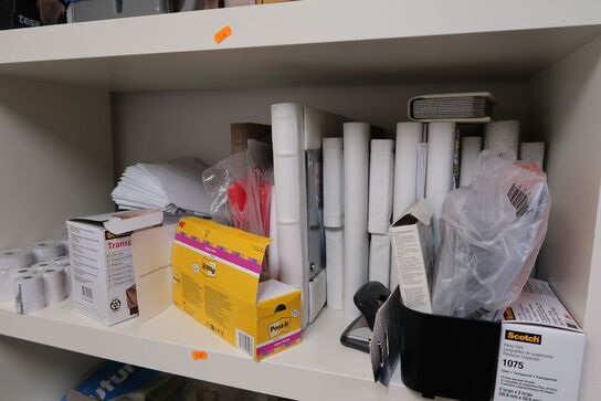 Reol med div. Kontorartikler m.m.