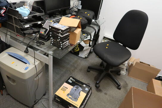 Skrivebord uden indhold samt kontorstol