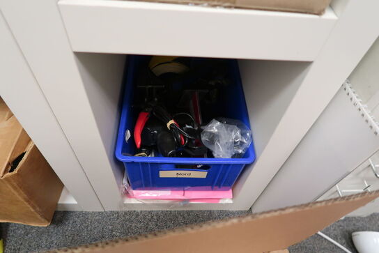 Reol med div. Kontorartikler m.m.