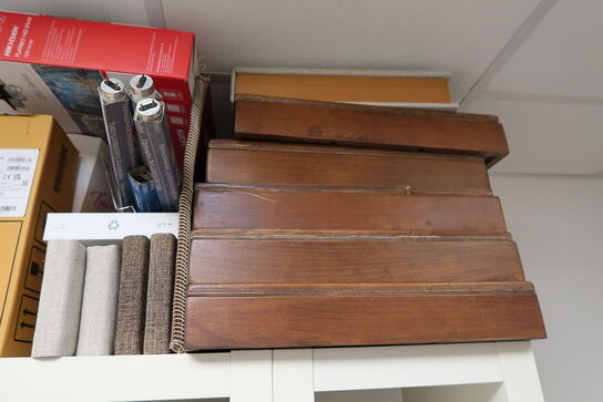 Reol med div. Kontorartikler m.m.