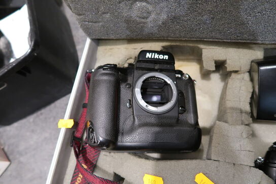 Kuffert med 2 stk. kamera NIKON MB-23, 3052380 samt flash