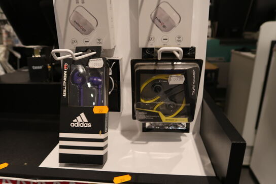 Reol med div. Headset samt kunstklodser