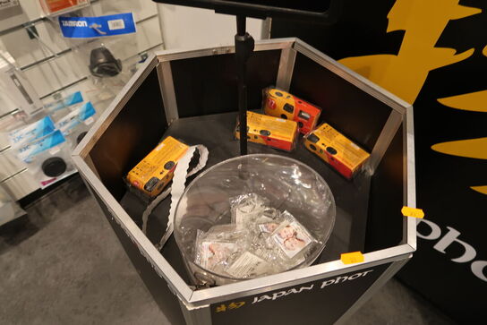 Beholder med 4 stk. engangskameraer