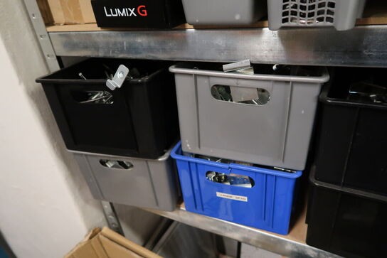 Lagerreol med indhold