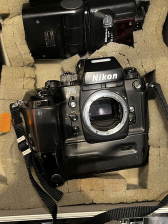 Kuffert med 2 stk. kamera NIKON F4 m. MB-23, 3052380 samt flash