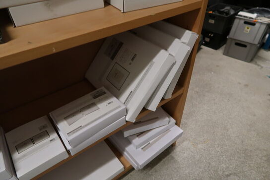 Reol med div. Rammer m.m.