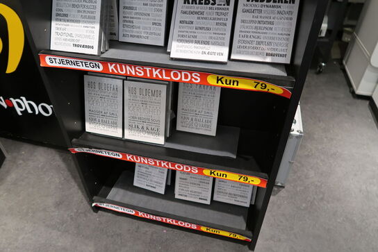 Reol med div. Headset samt kunstklodser