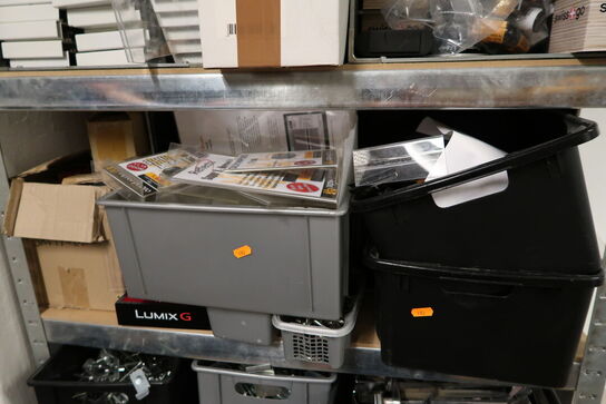 Lagerreol med indhold