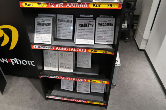 Reol med div. Headset samt kunstklodser